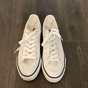 Women’s canvas shoes